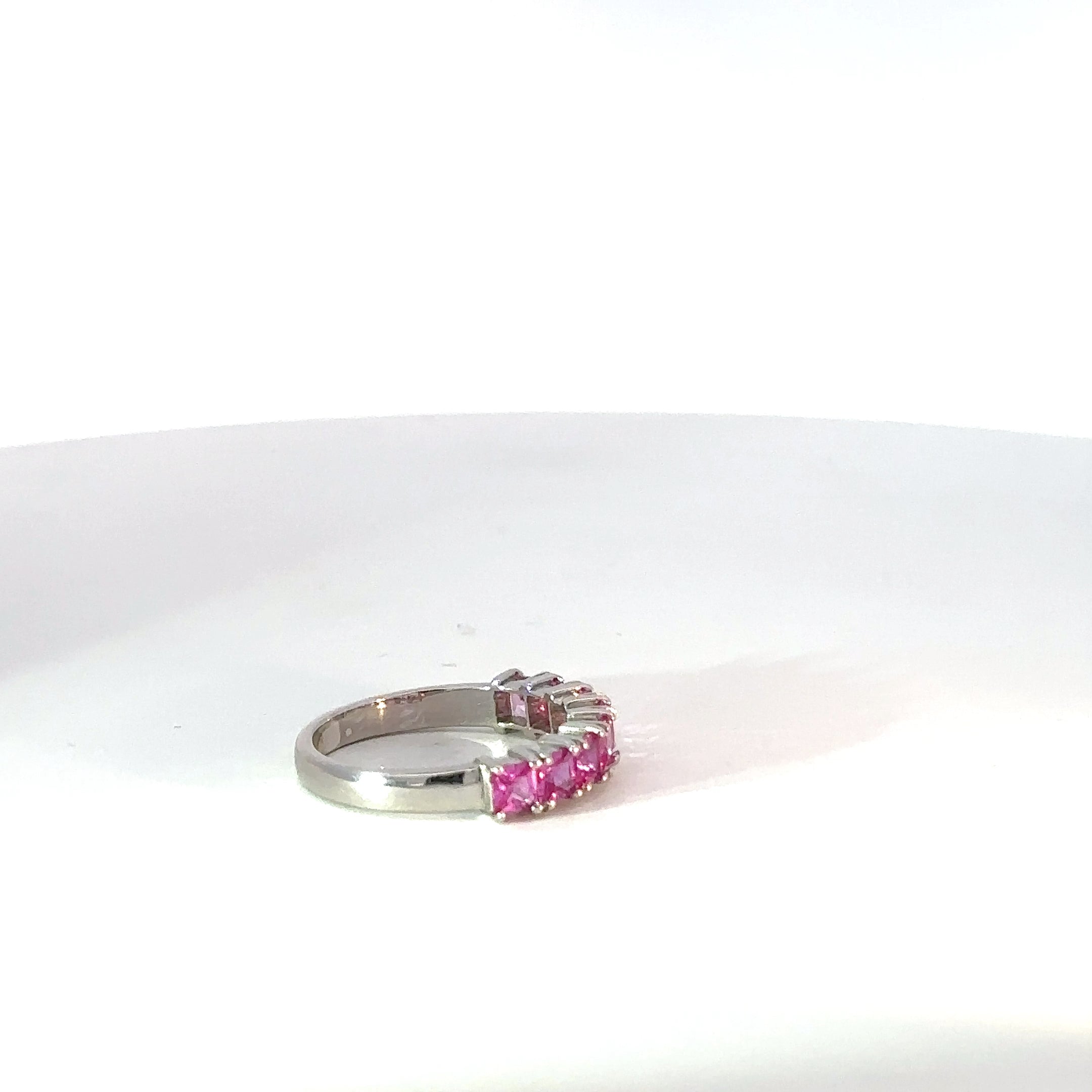 Anillo Cintillo en Plata con espinela de Colores