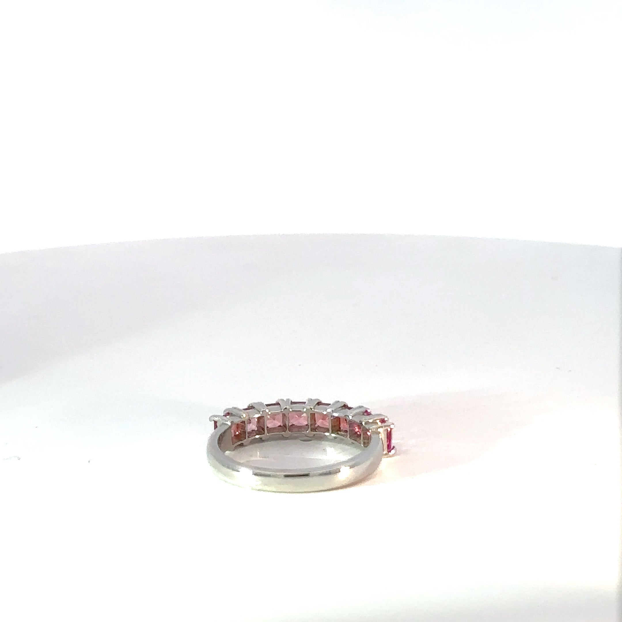 Anillo Cintillo en Plata con espinela de Colores