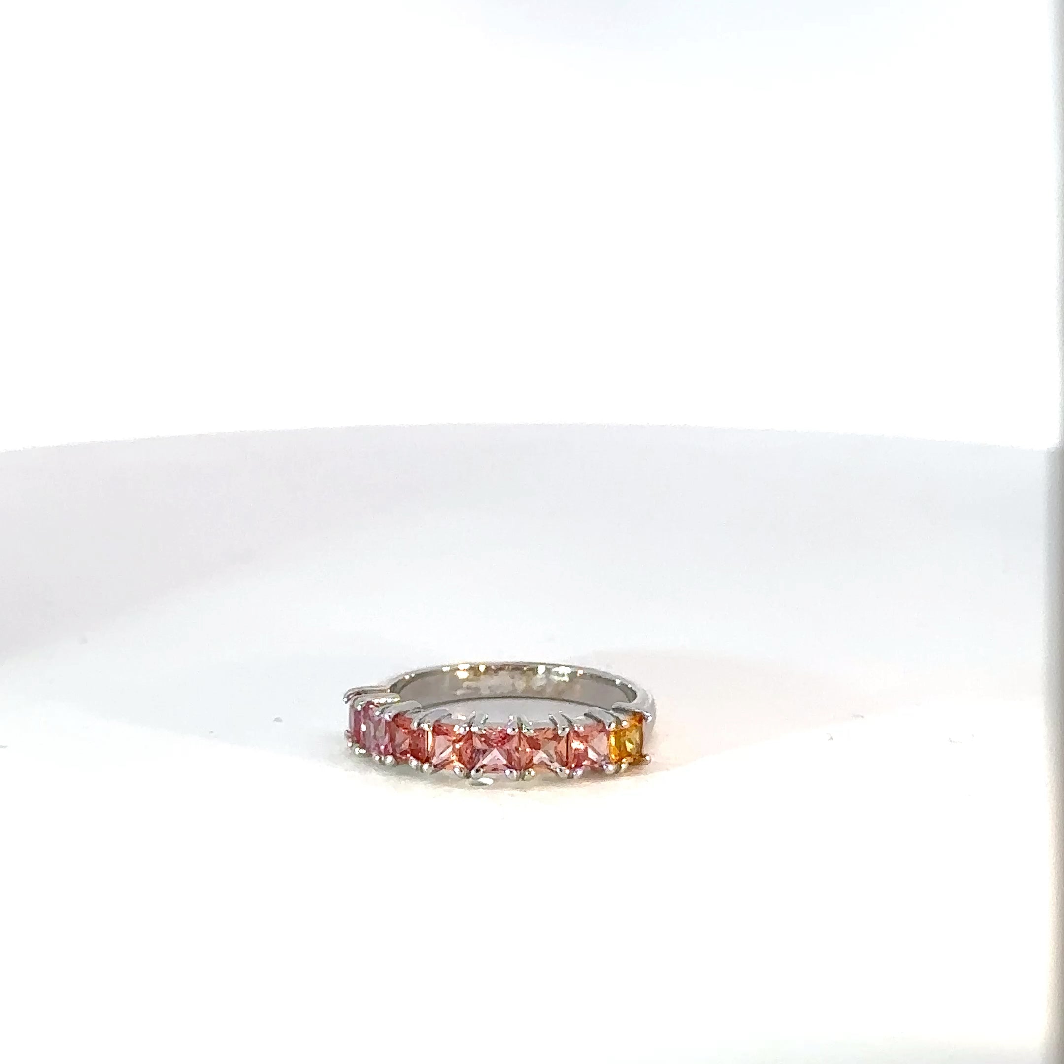 Anillo Cintillo en Plata con espinela de Colores