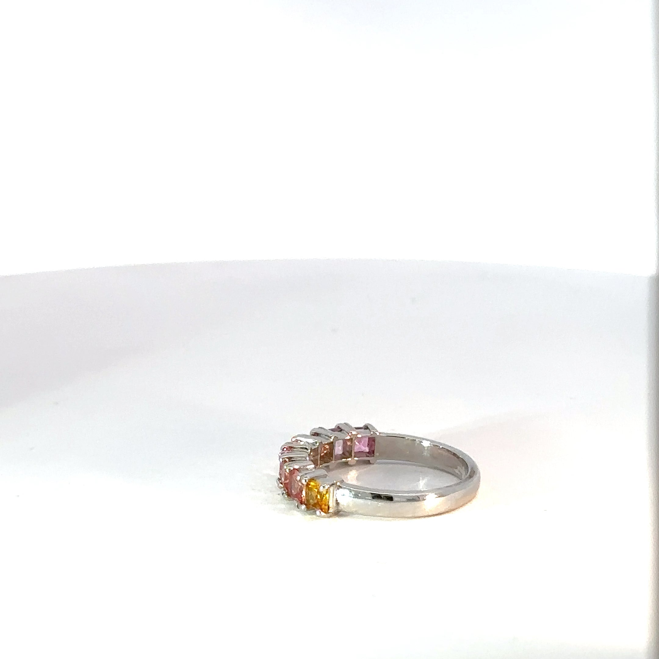 Anillo Cintillo en Plata con espinela de Colores