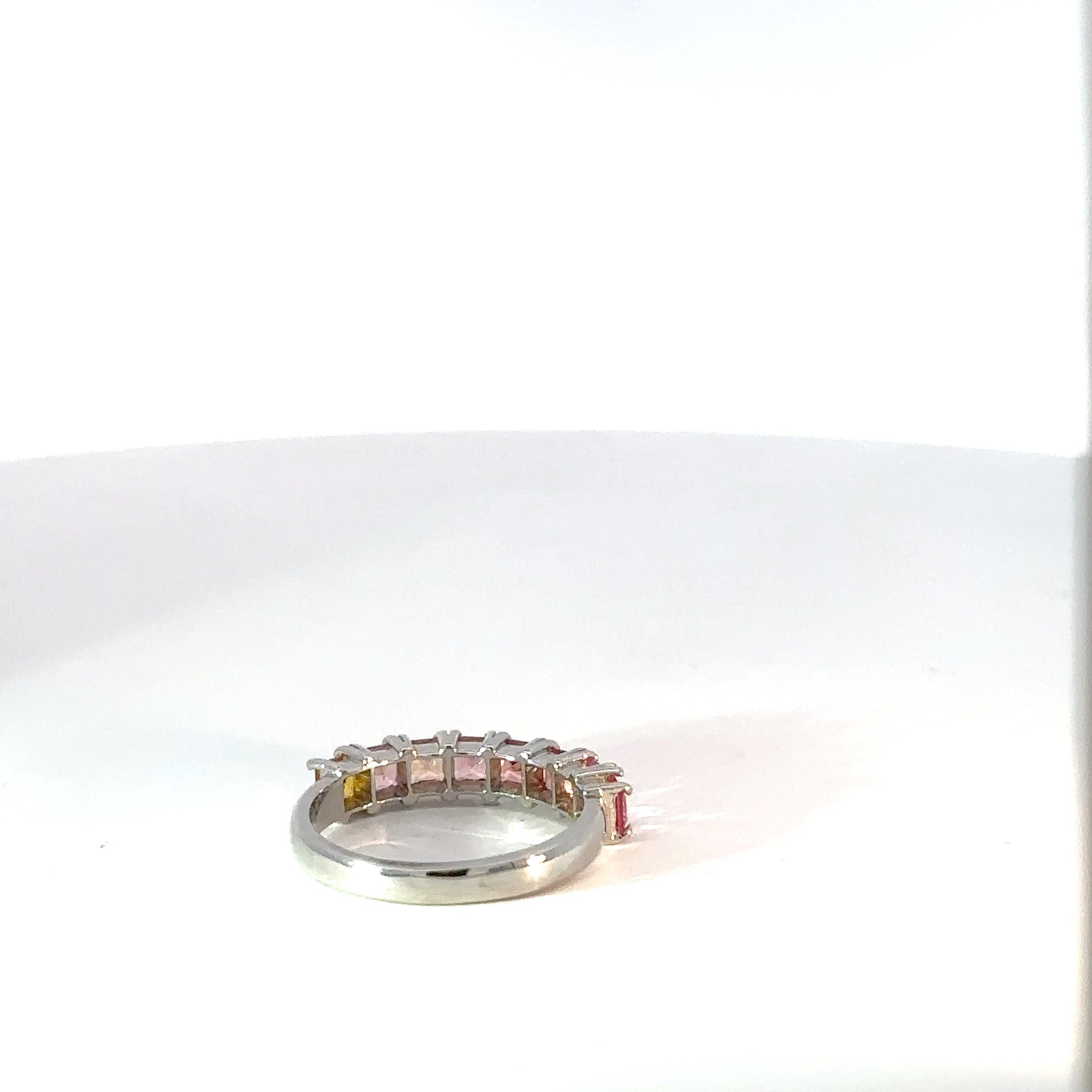 Anillo Cintillo en Plata con espinela de Colores