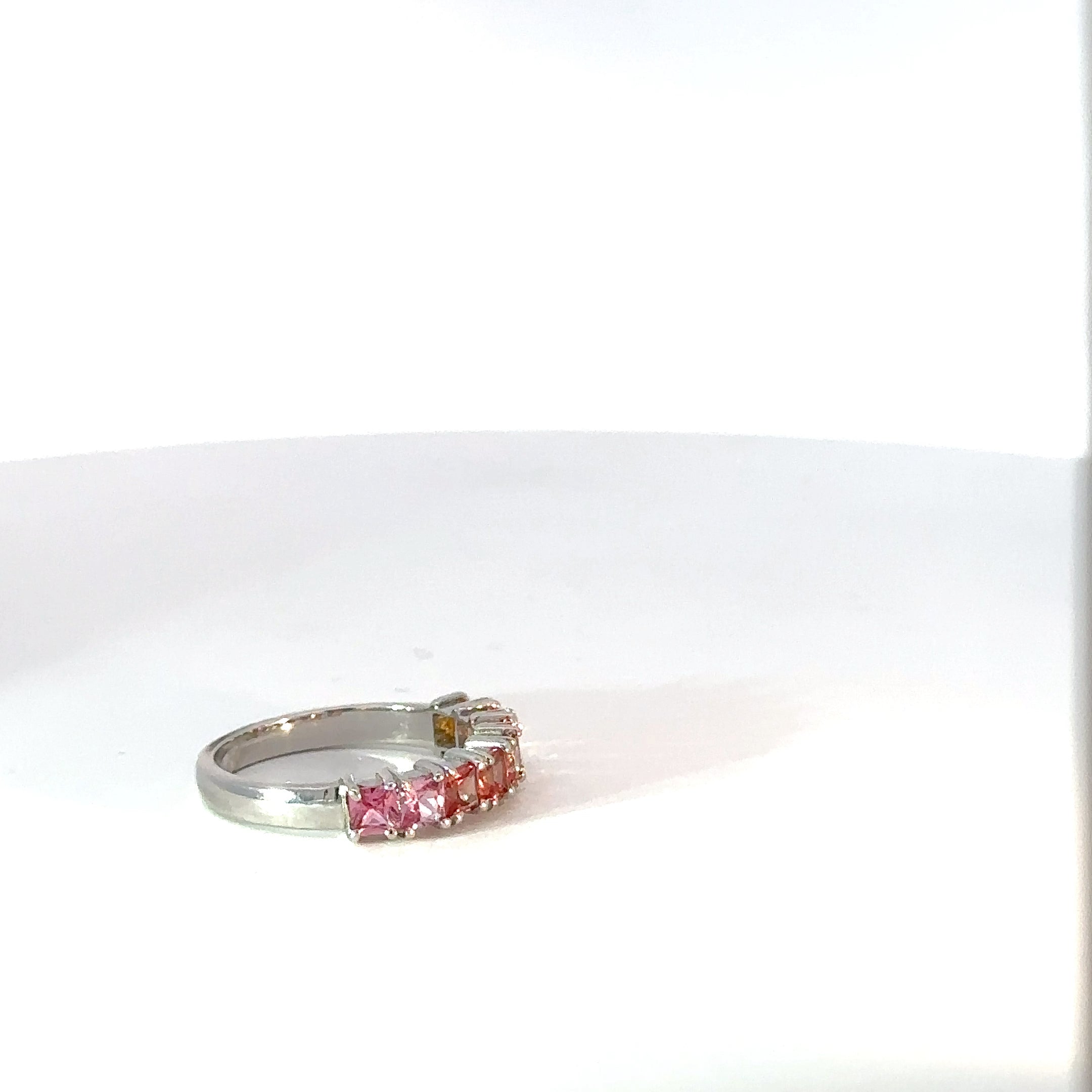 Anillo Cintillo en Plata con espinela de Colores