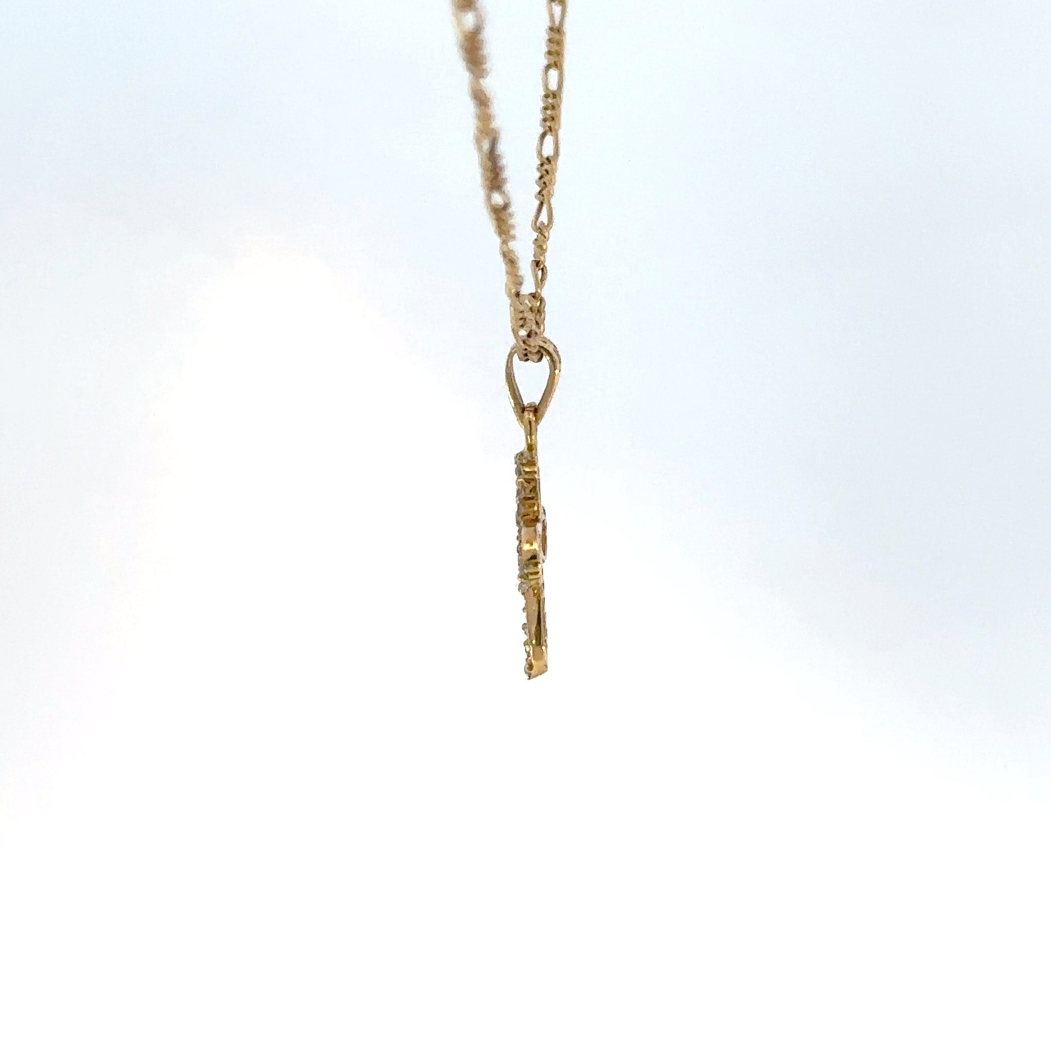 Dije Cruz silueta en Oro Amarillo y circones