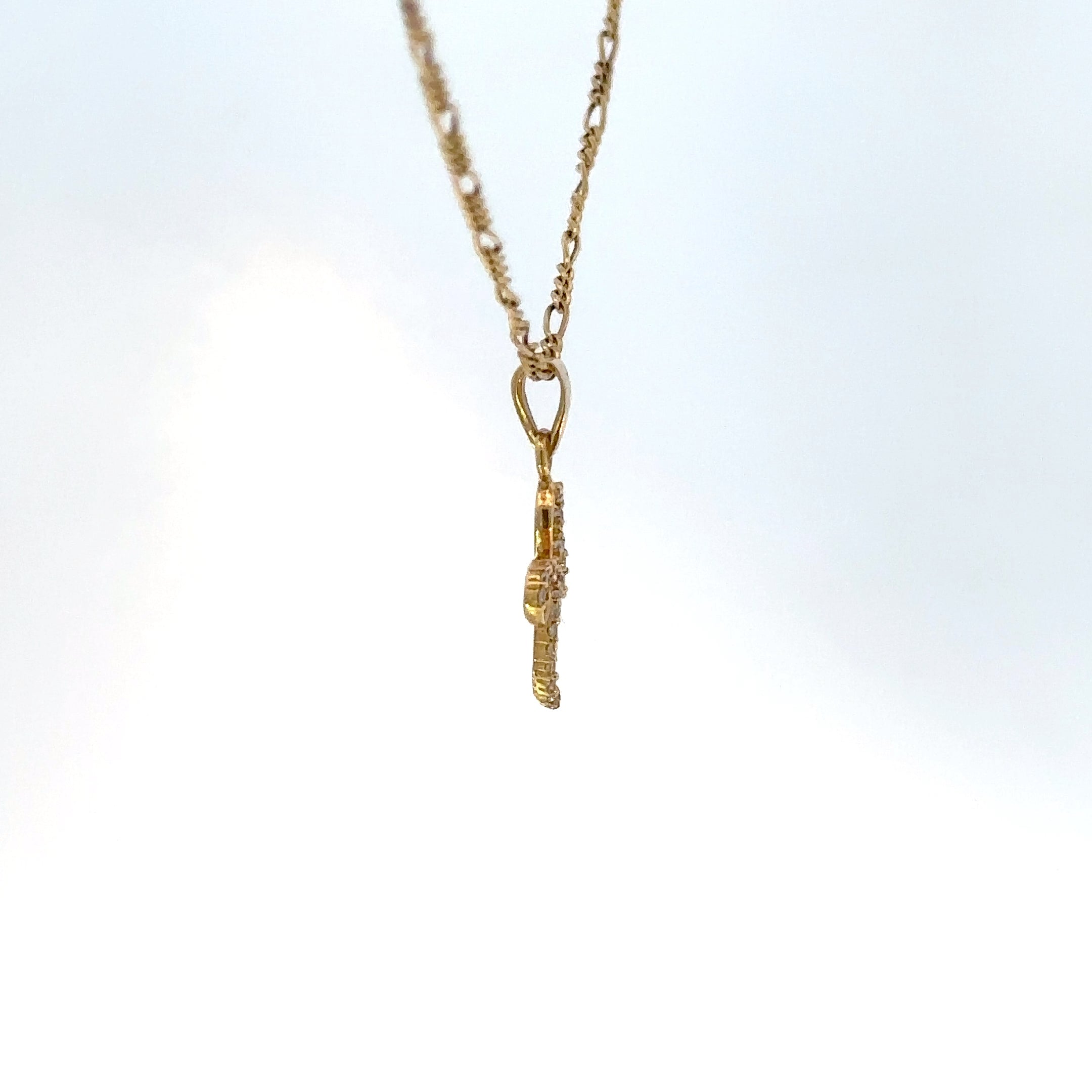 Dije Cruz silueta en Oro Amarillo y circones