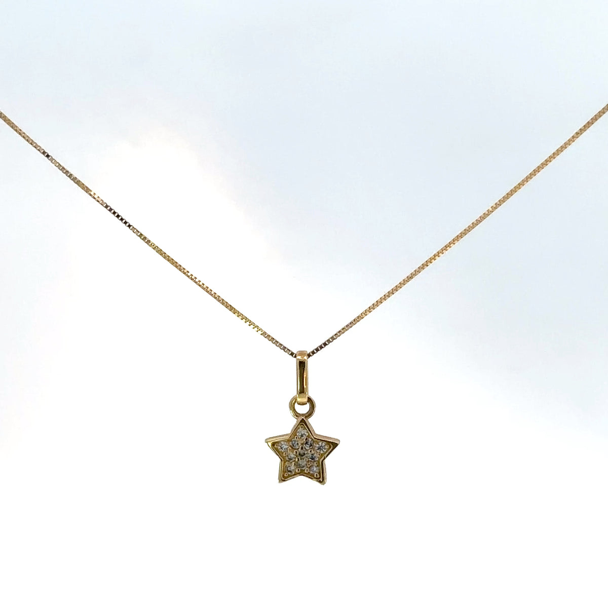 Dije de Estrella con Circones en Oro Amarillo