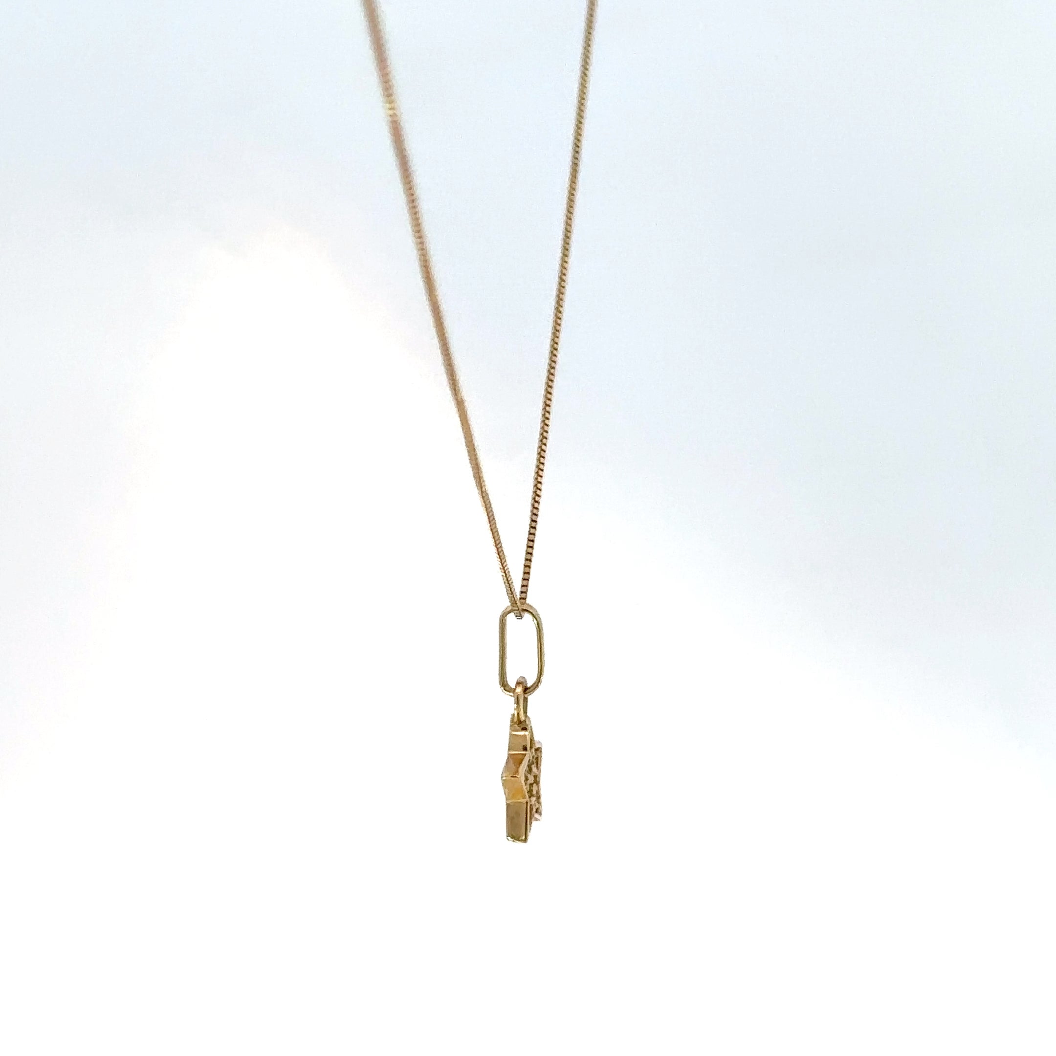 Dije de Estrella con Circones en Oro Amarillo