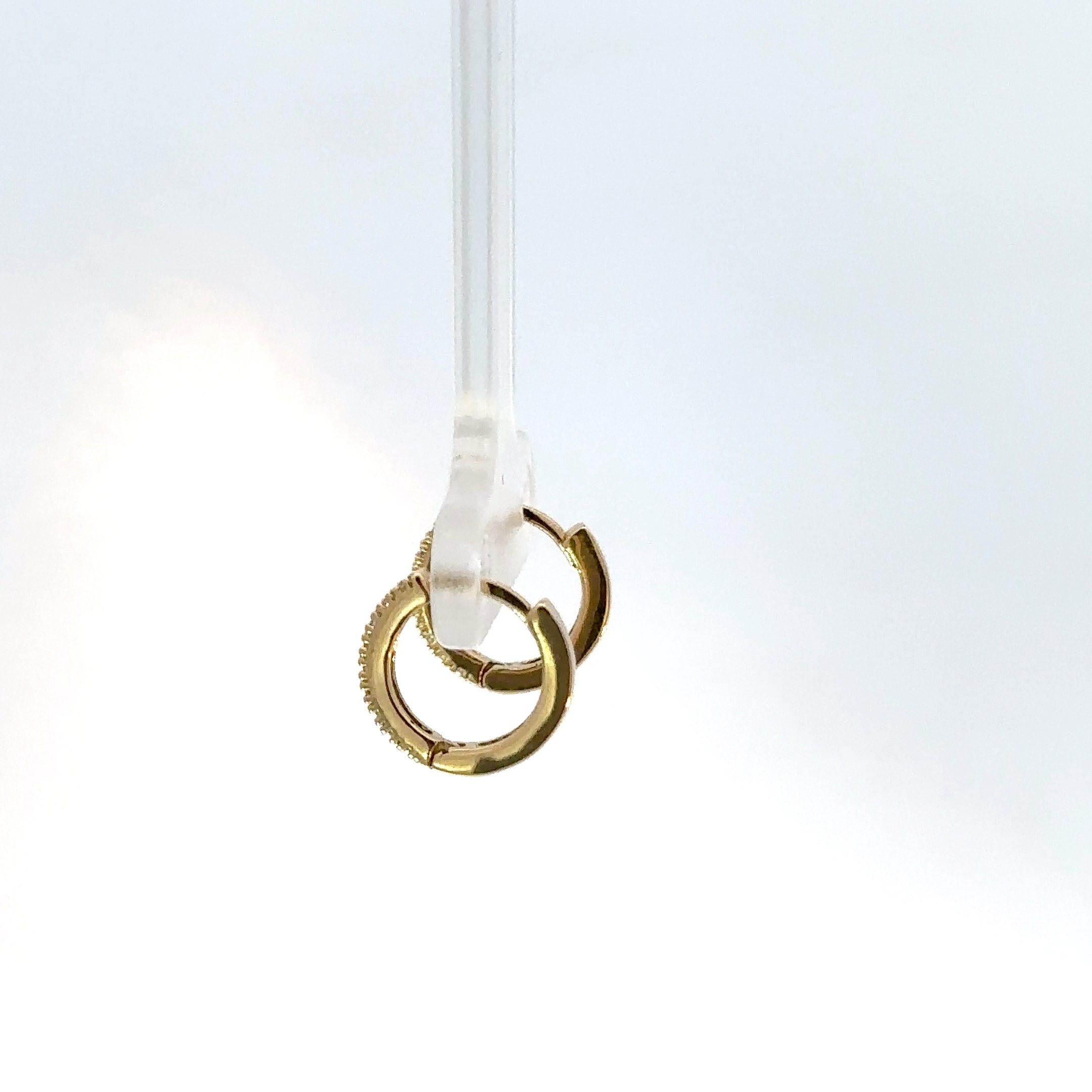 Elegantes Aretes de Oro Amarillo con circones