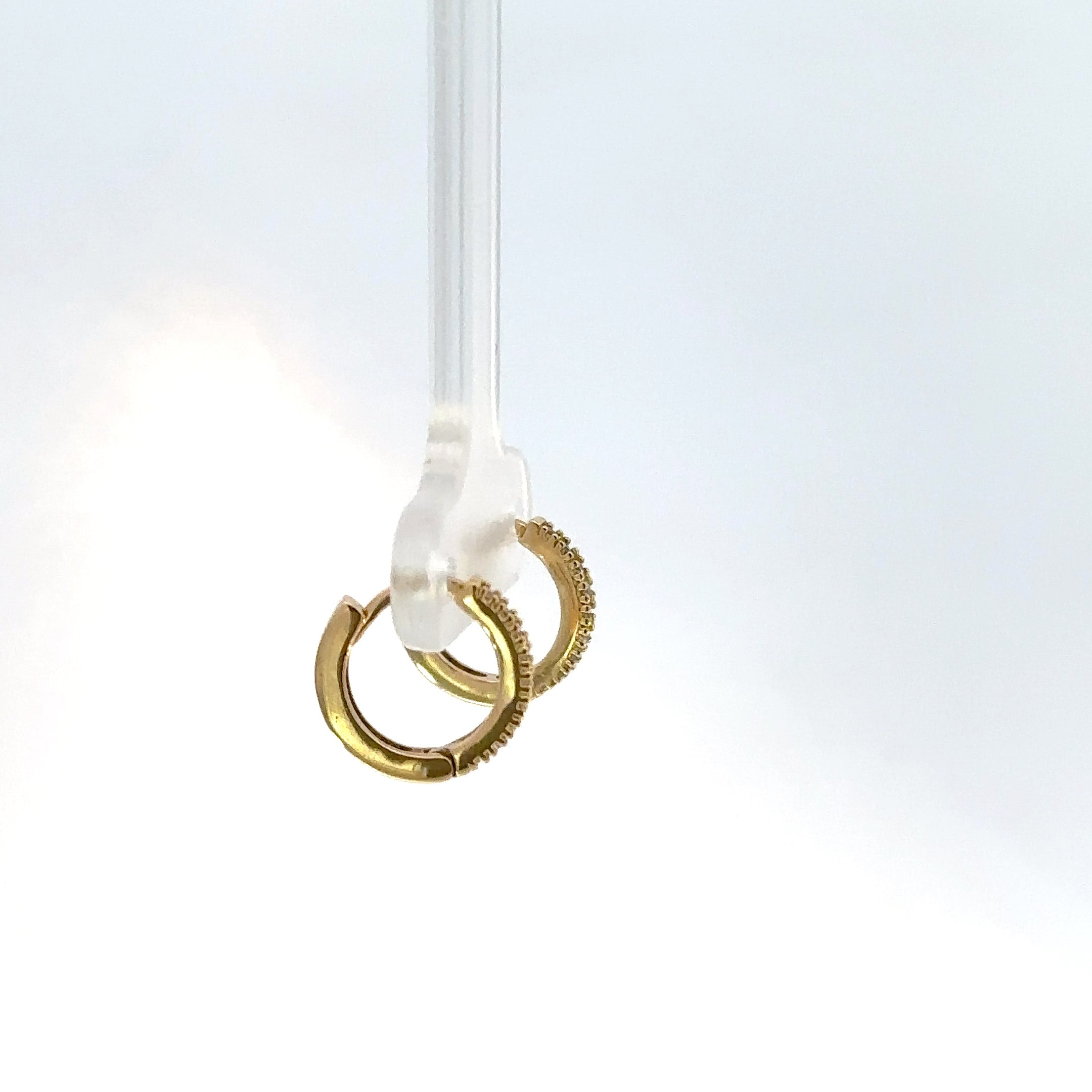 Elegantes Aretes de Oro Amarillo con circones