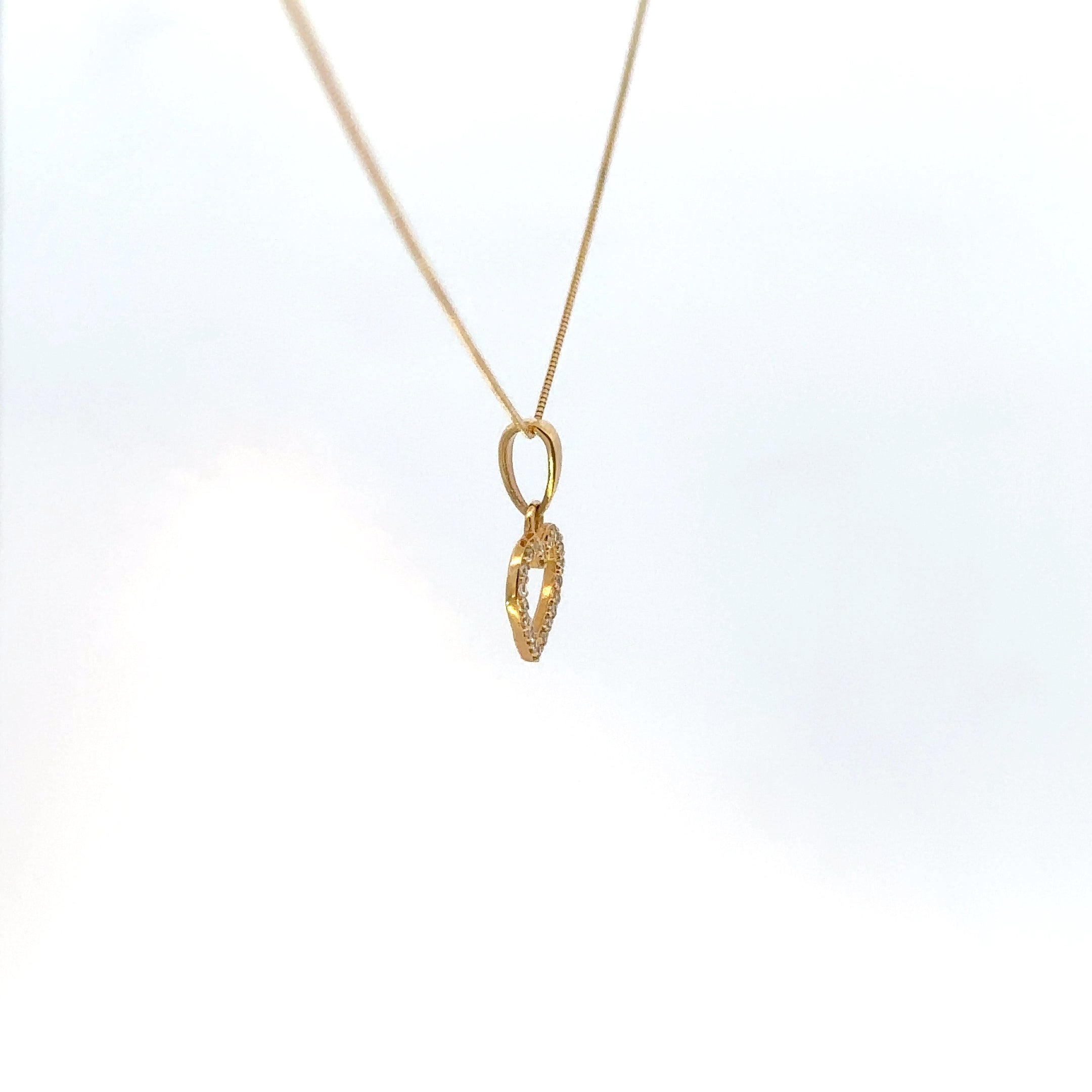 Dije de Corazón con Circones en Oro Amarillo