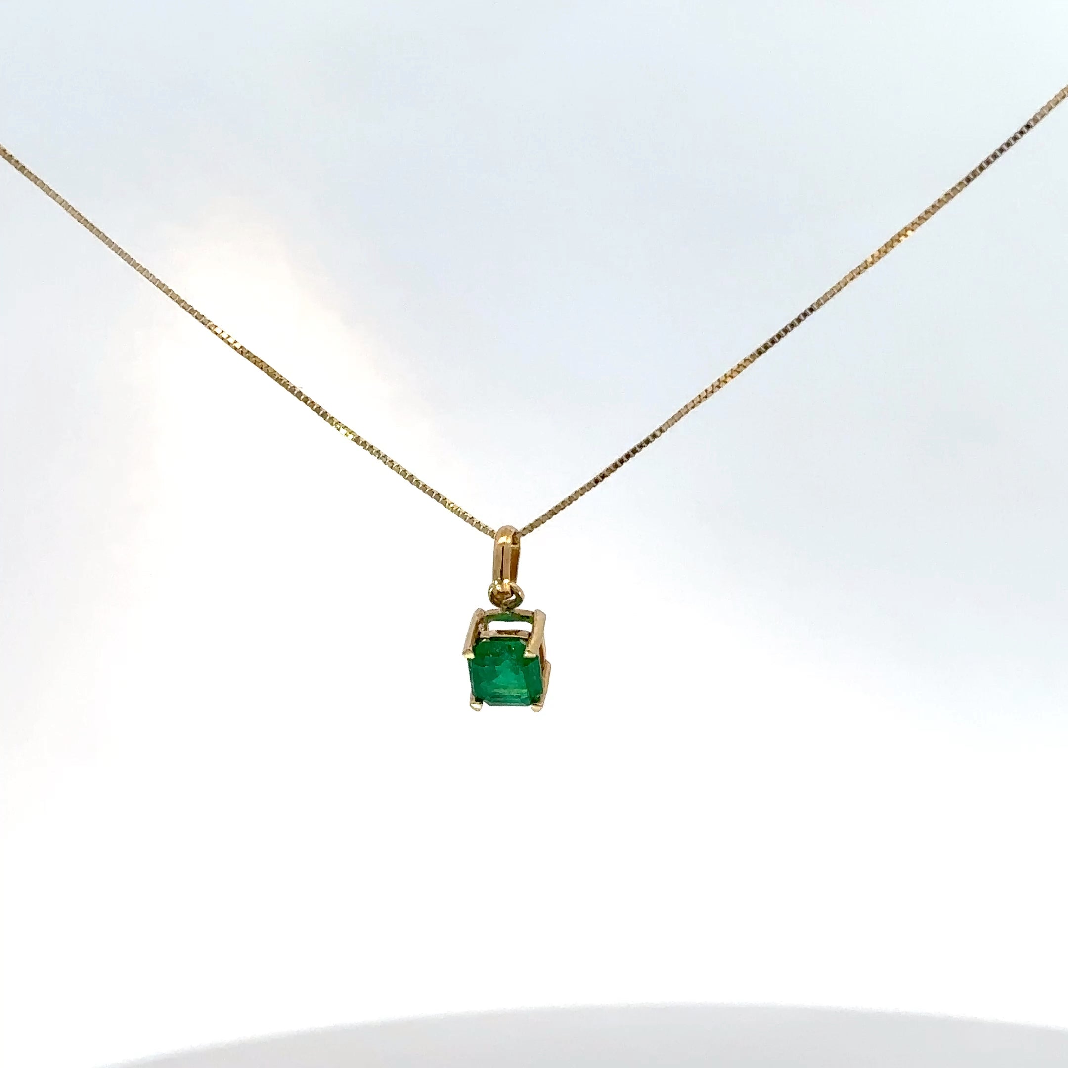Dije Cuadrado de Esmeralda en Oro Amarillo