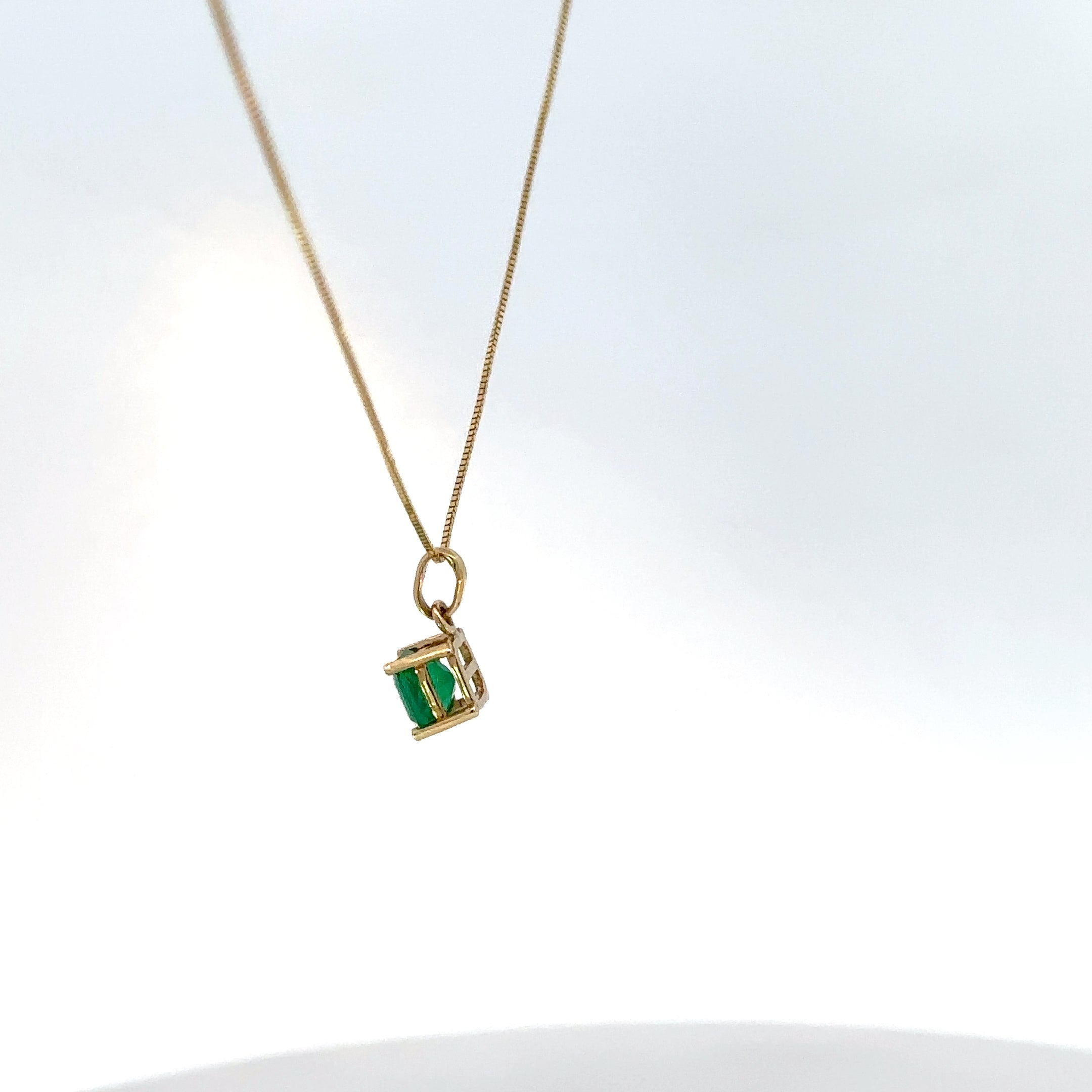 Dije Cuadrado de Esmeralda en Oro Amarillo