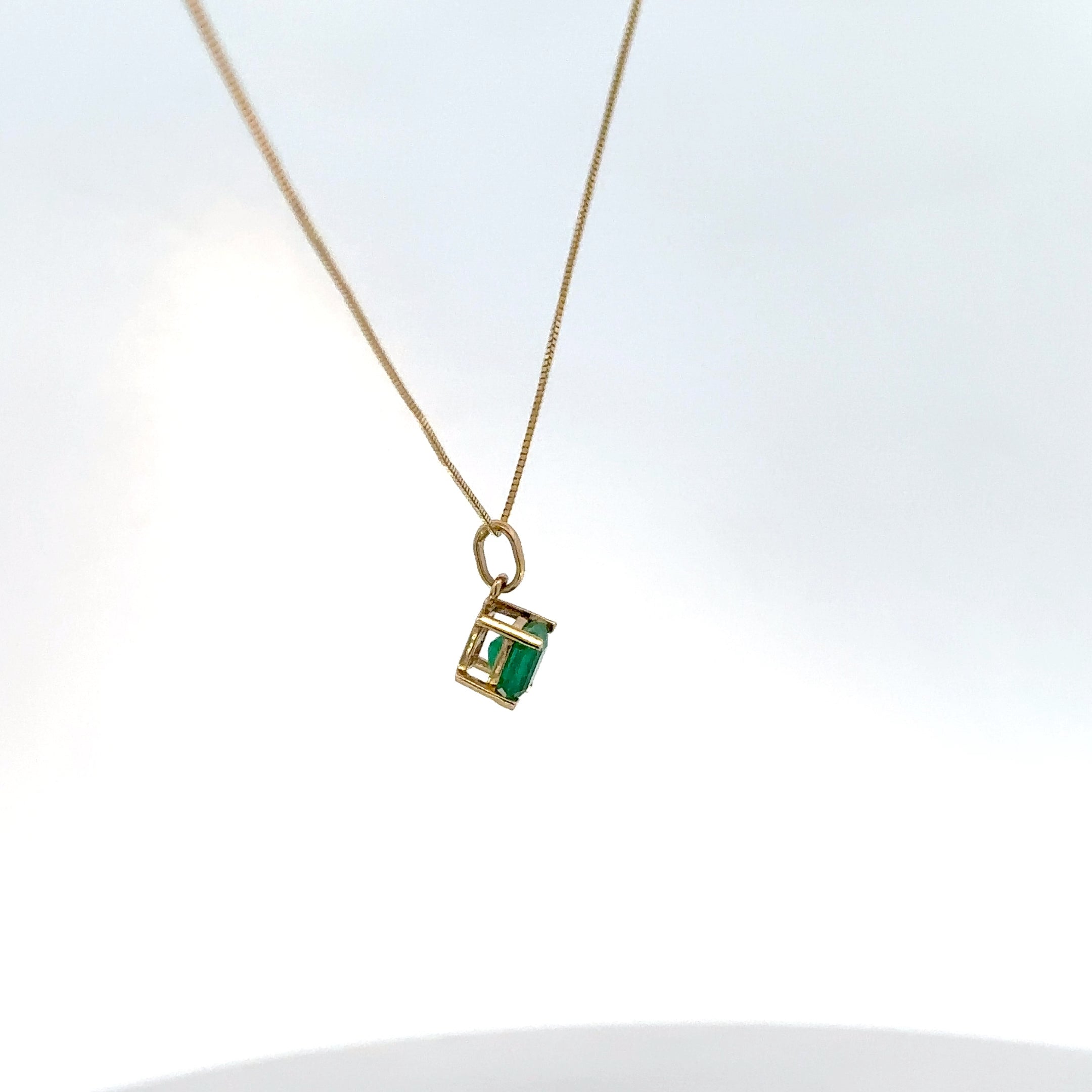 Dije Cuadrado de Esmeralda en Oro Amarillo
