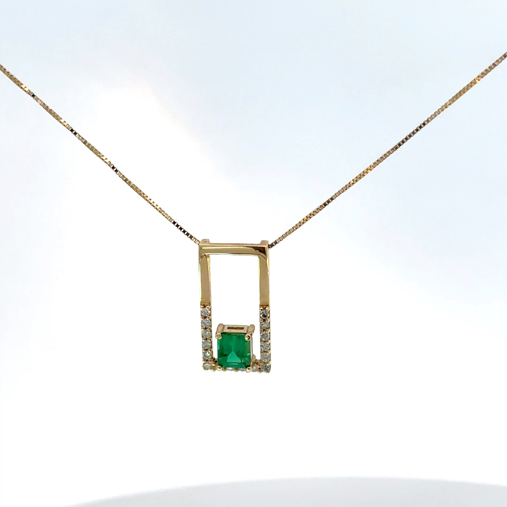 Dije de Esmeralda en Oro Amarillo