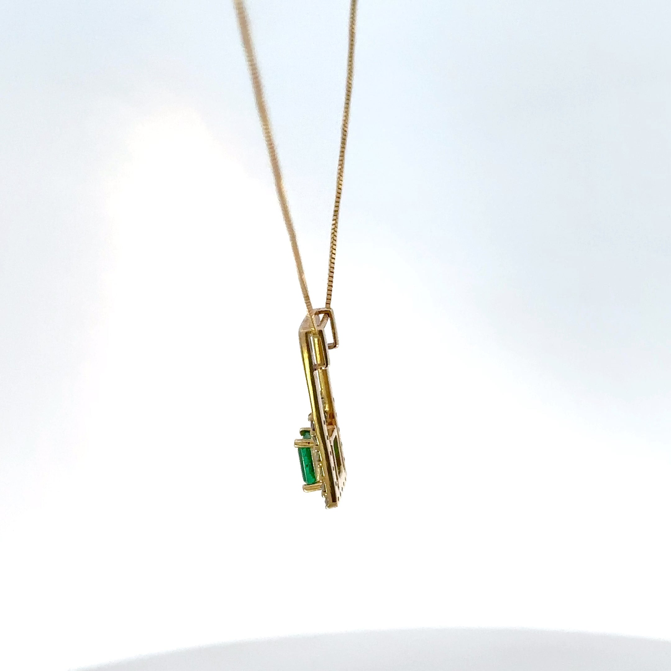 Dije de Esmeralda en Oro Amarillo