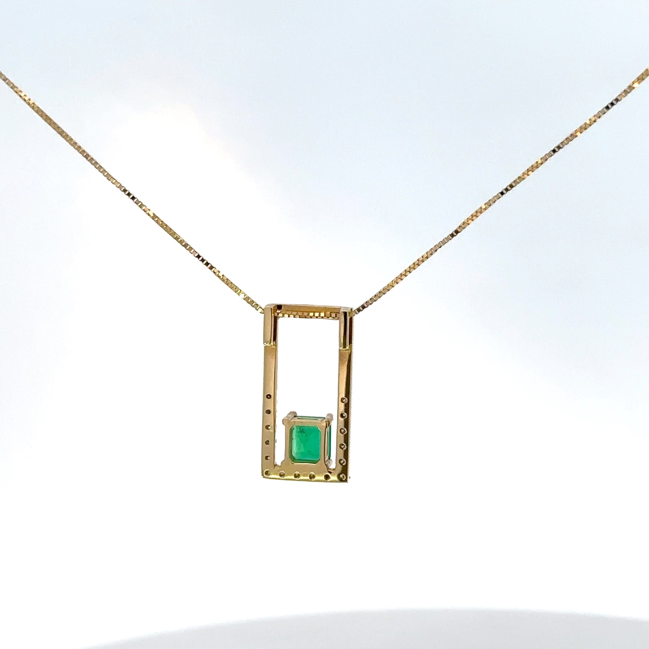 Dije de Esmeralda en Oro Amarillo