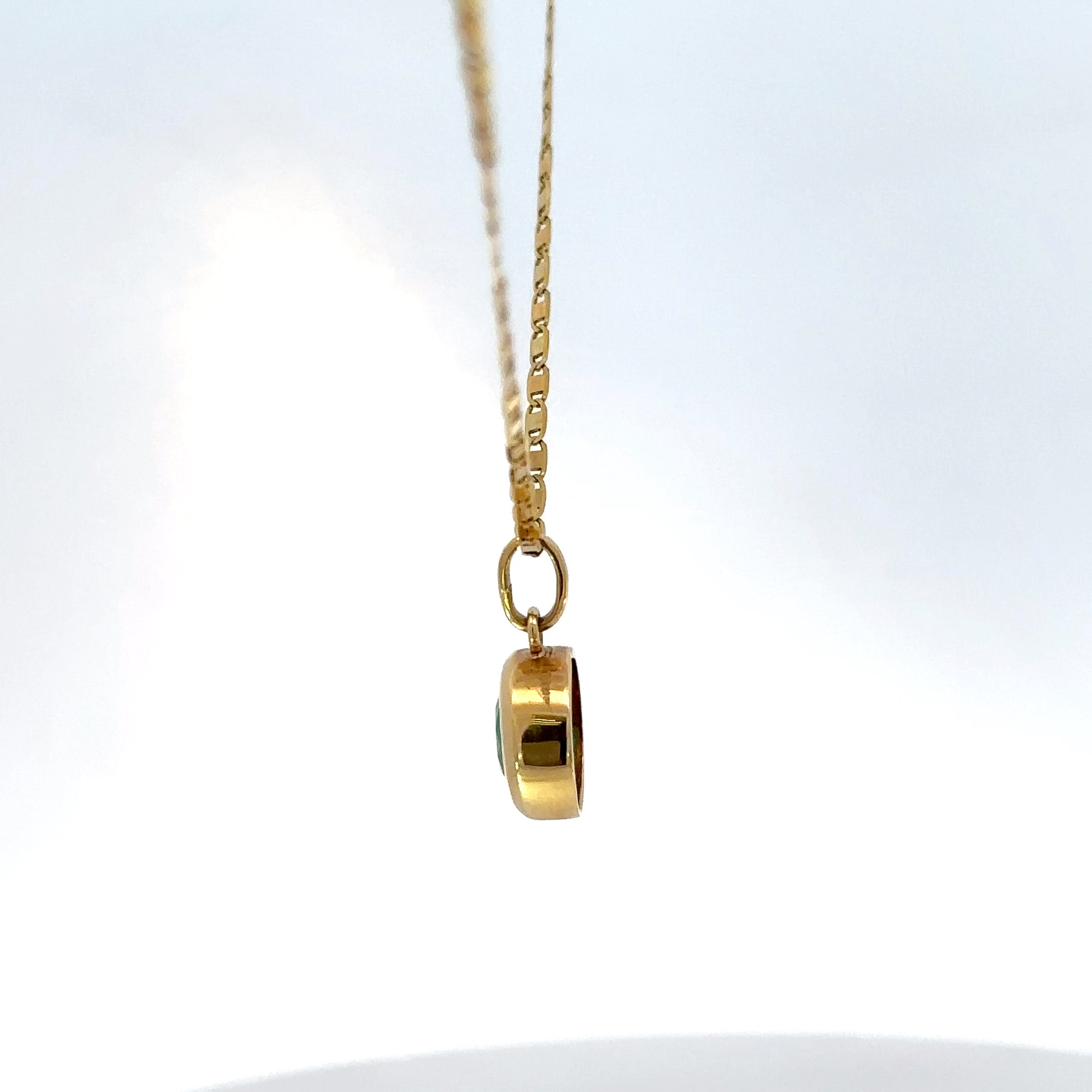Dije de Esmeralda en Oro Amarillo