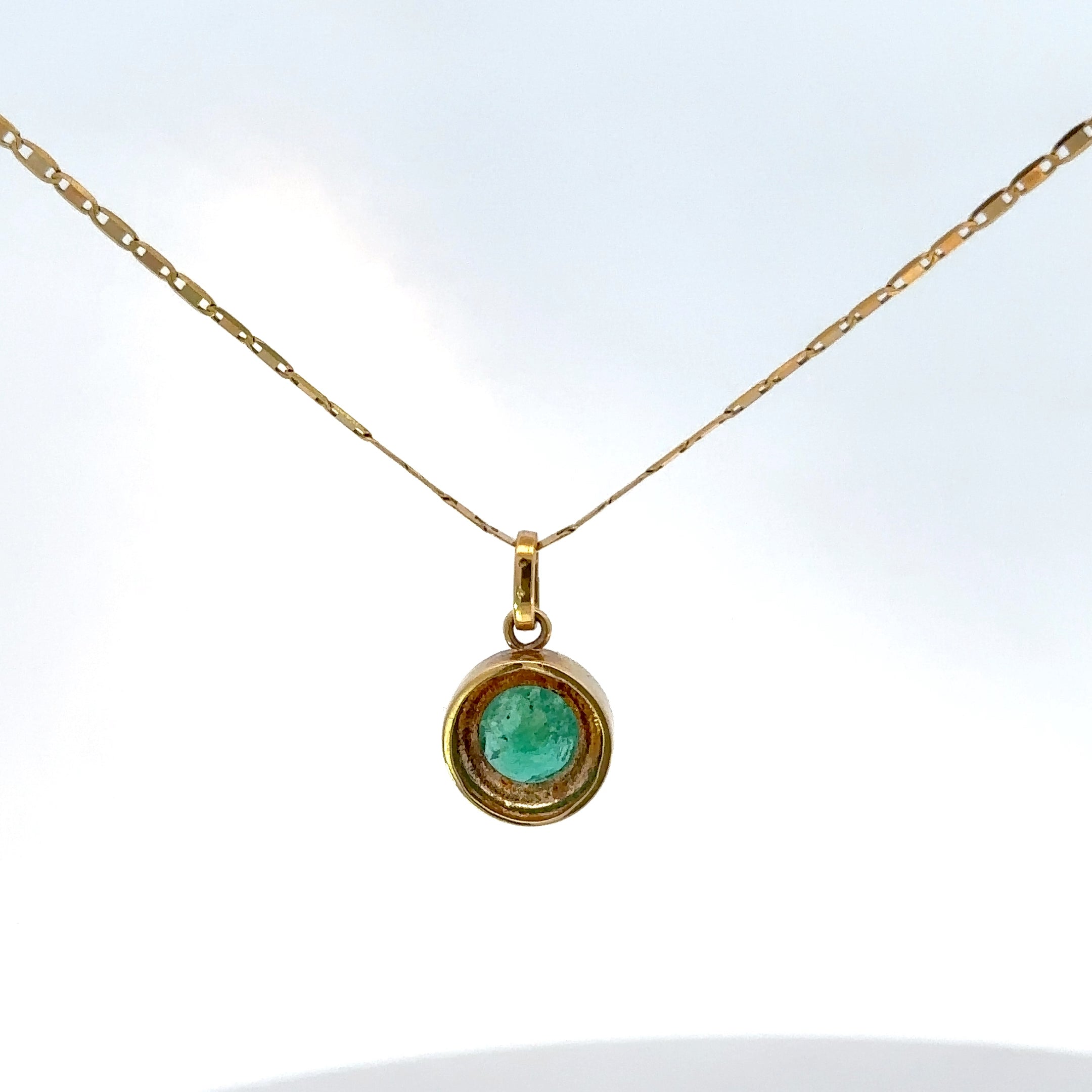 Dije de Esmeralda en Oro Amarillo