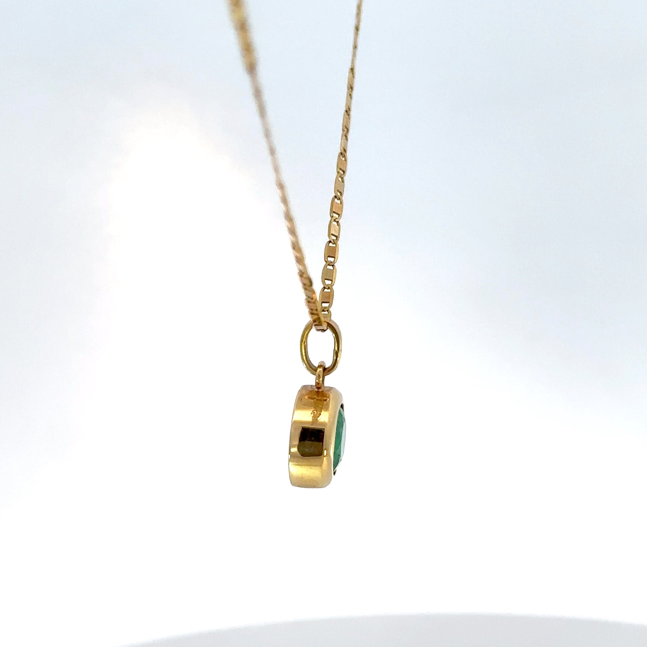 Dije de Esmeralda en Oro Amarillo