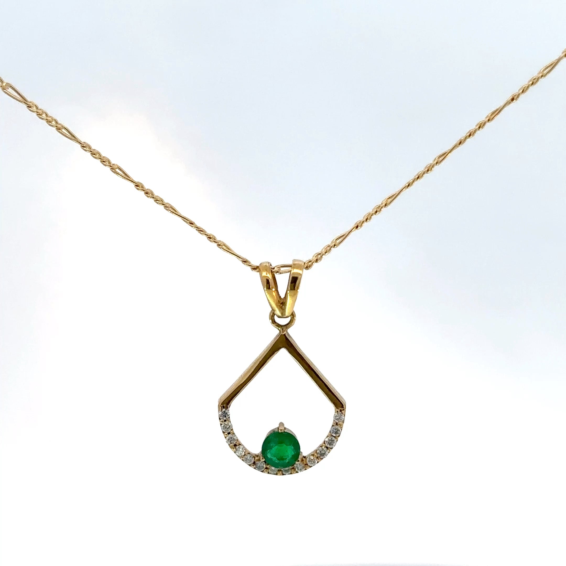 Dije Triángulo con Esmeralda y Diamantes en Oro Amarillo