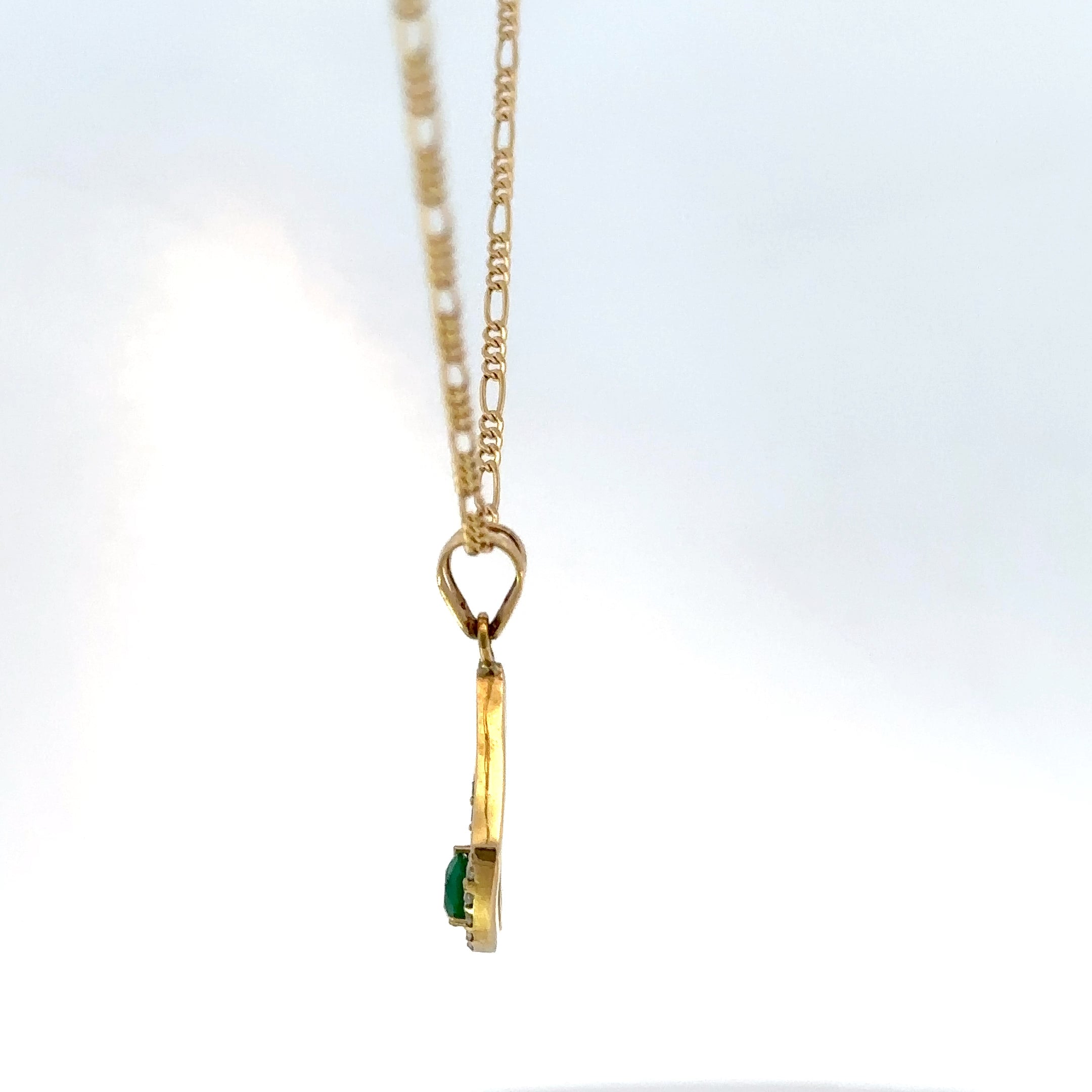 Dije Triángulo con Esmeralda y Diamantes en Oro Amarillo