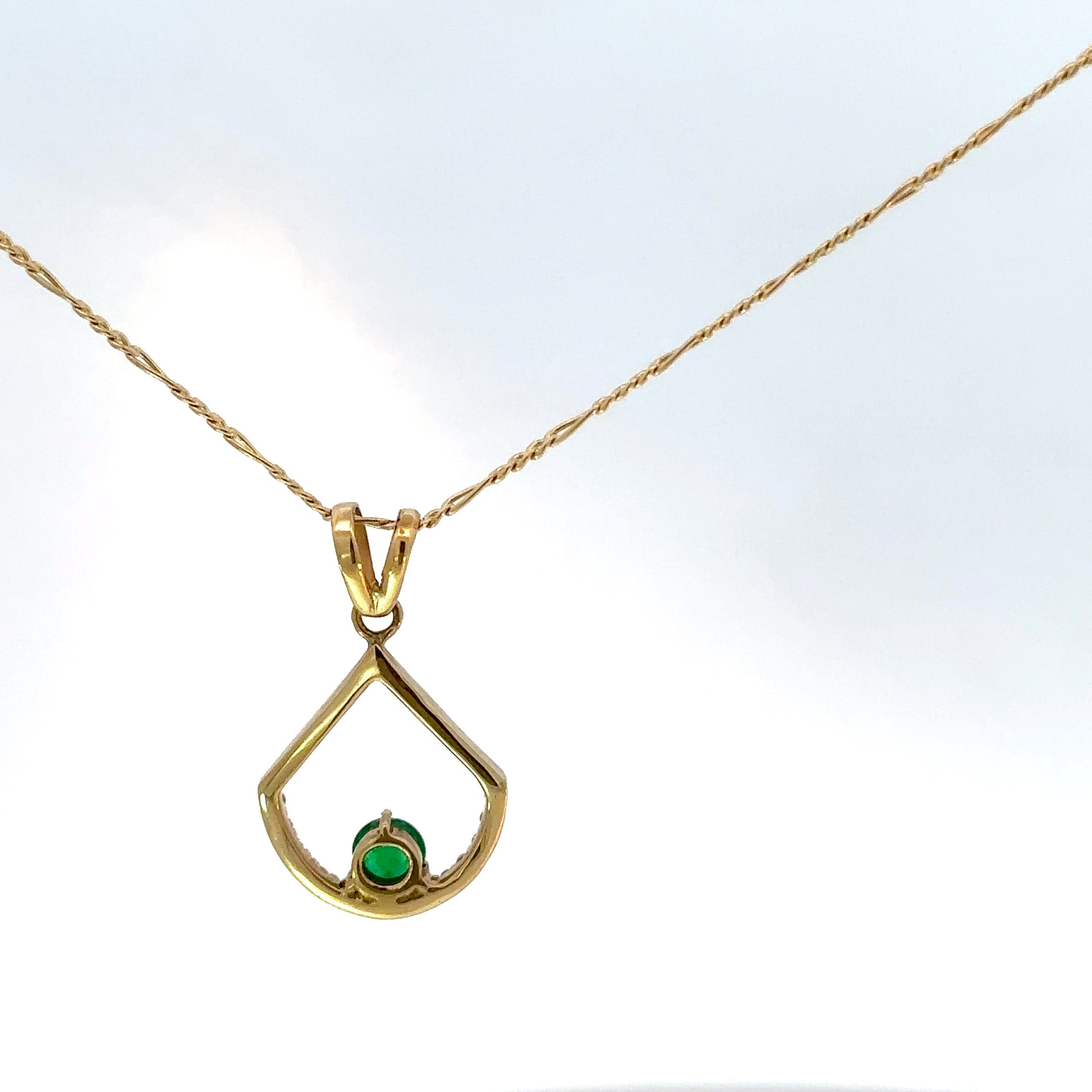 Dije Triángulo con Esmeralda y Diamantes en Oro Amarillo