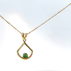 Dije Triángulo con Esmeralda y Diamantes en Oro Amarillo