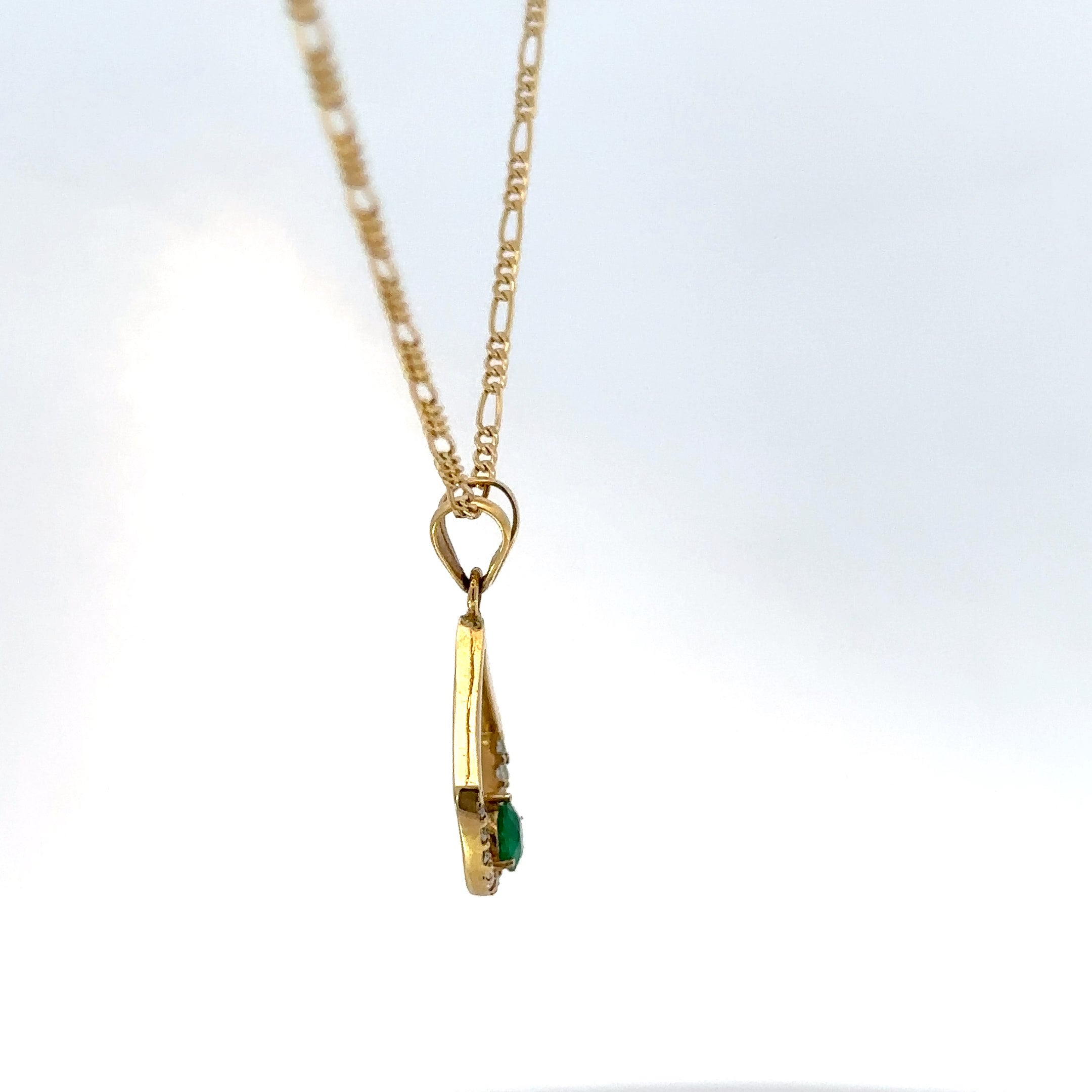 Dije Triángulo con Esmeralda y Diamantes en Oro Amarillo