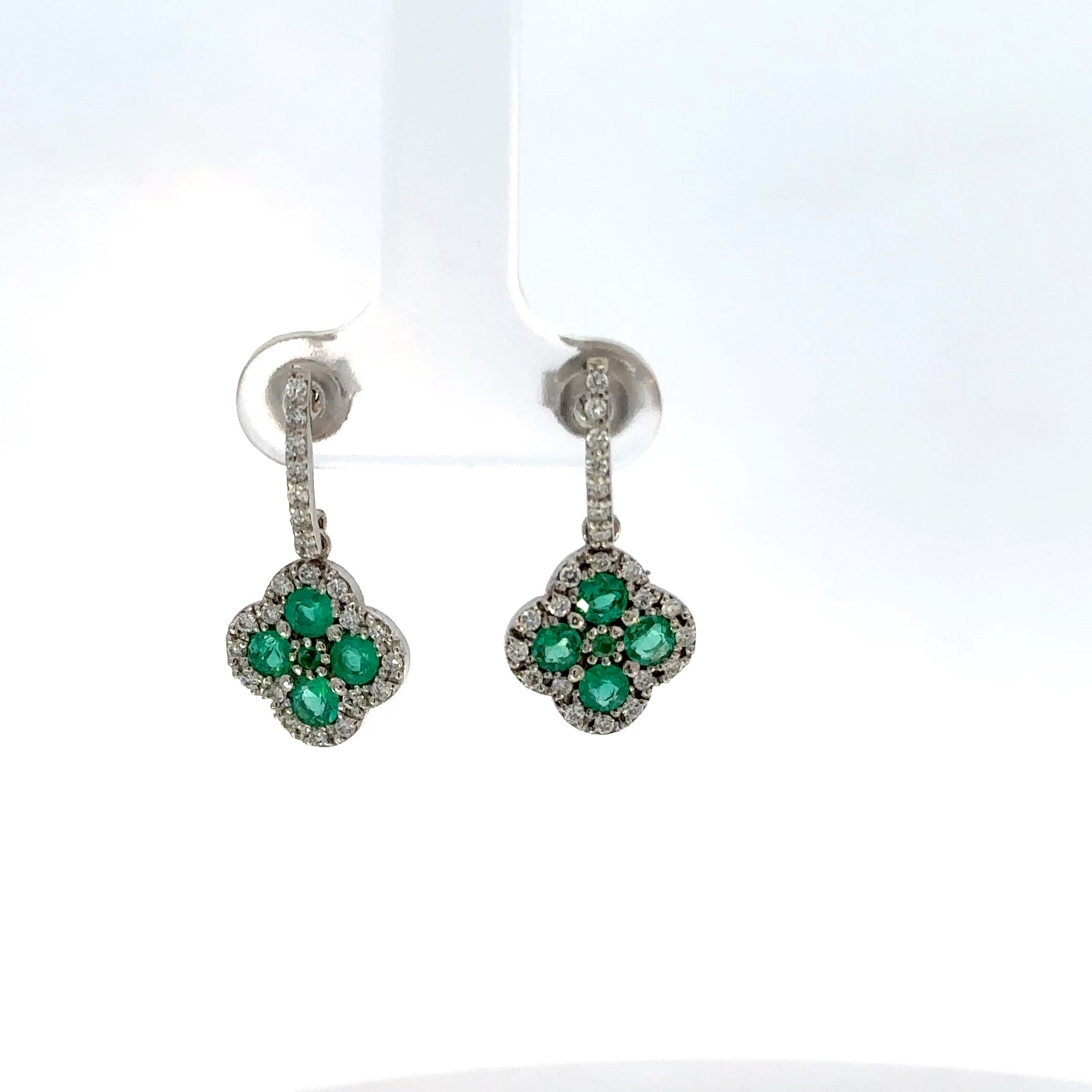 Aretes Colgantes en Oro Blanco con Esmeraldas y Diamantes