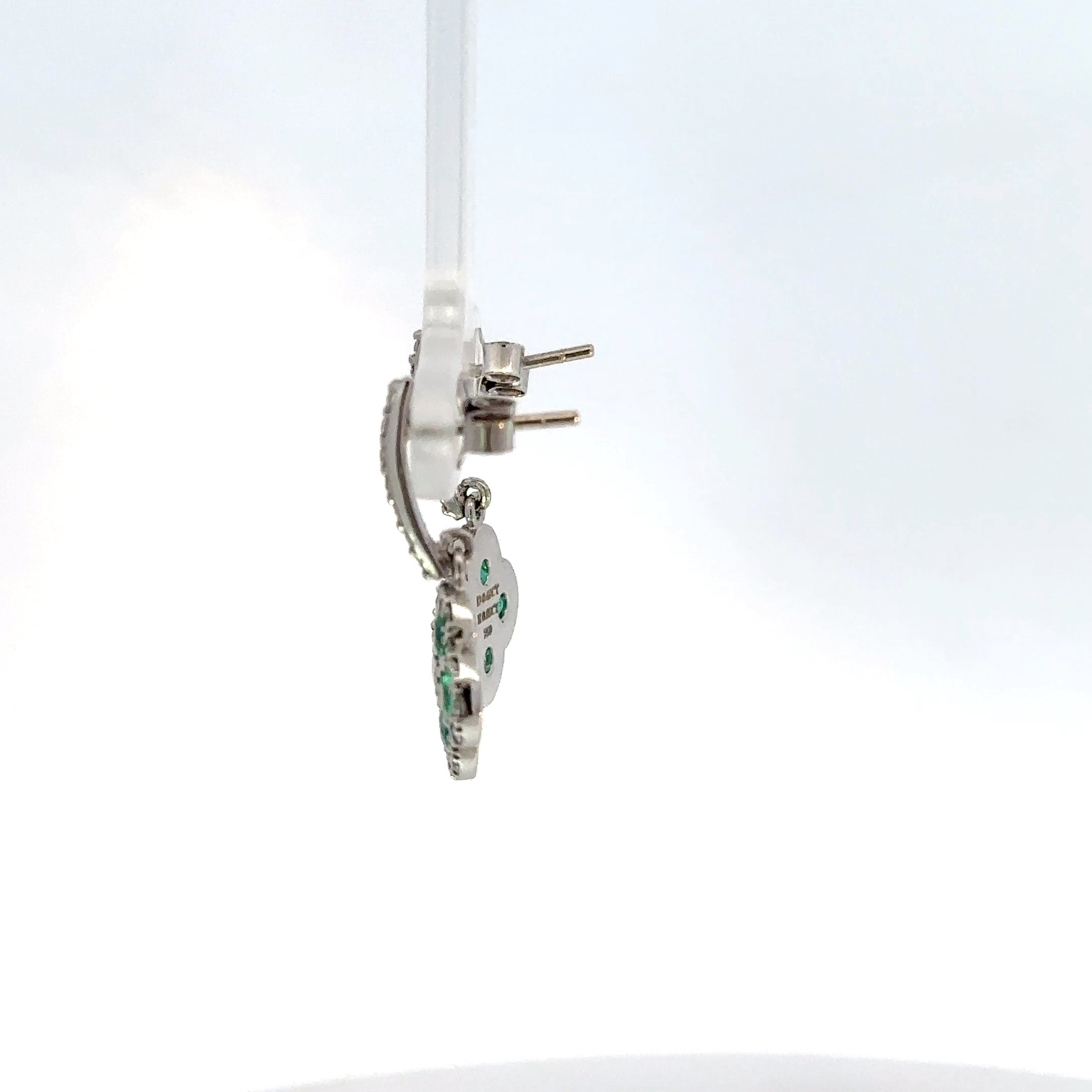 Aretes Colgantes en Oro Blanco con Esmeraldas y Diamantes