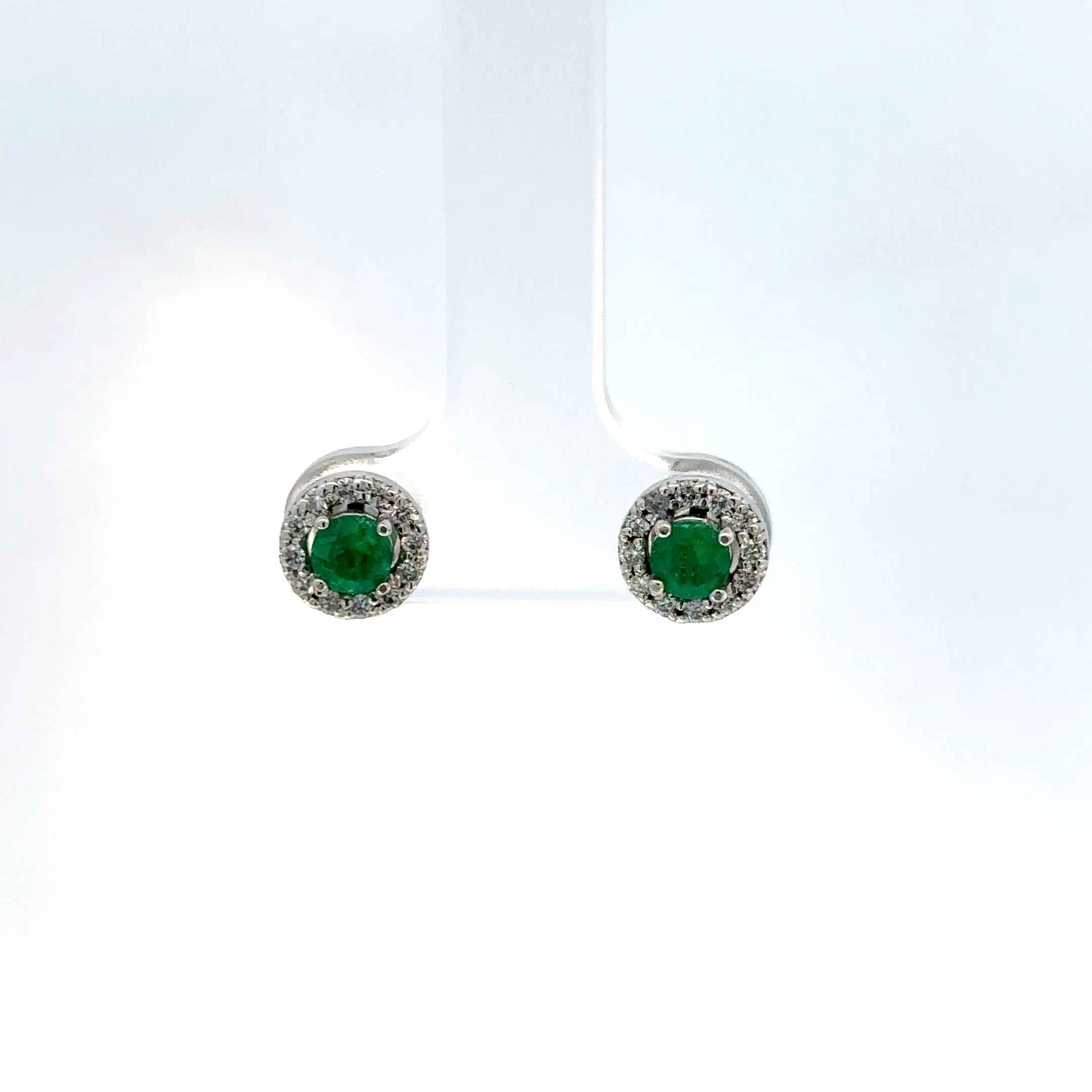 Aretes oro blanco esmeralda halo en diamantes