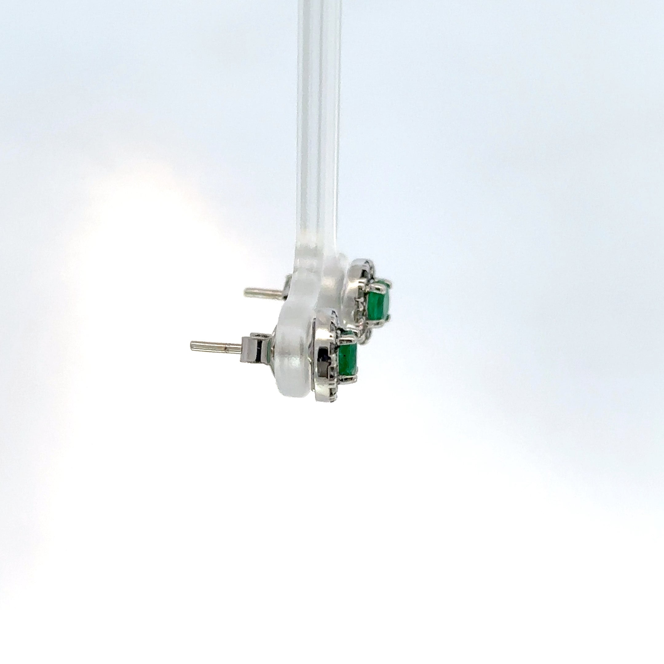 Aretes oro blanco esmeralda halo en diamantes