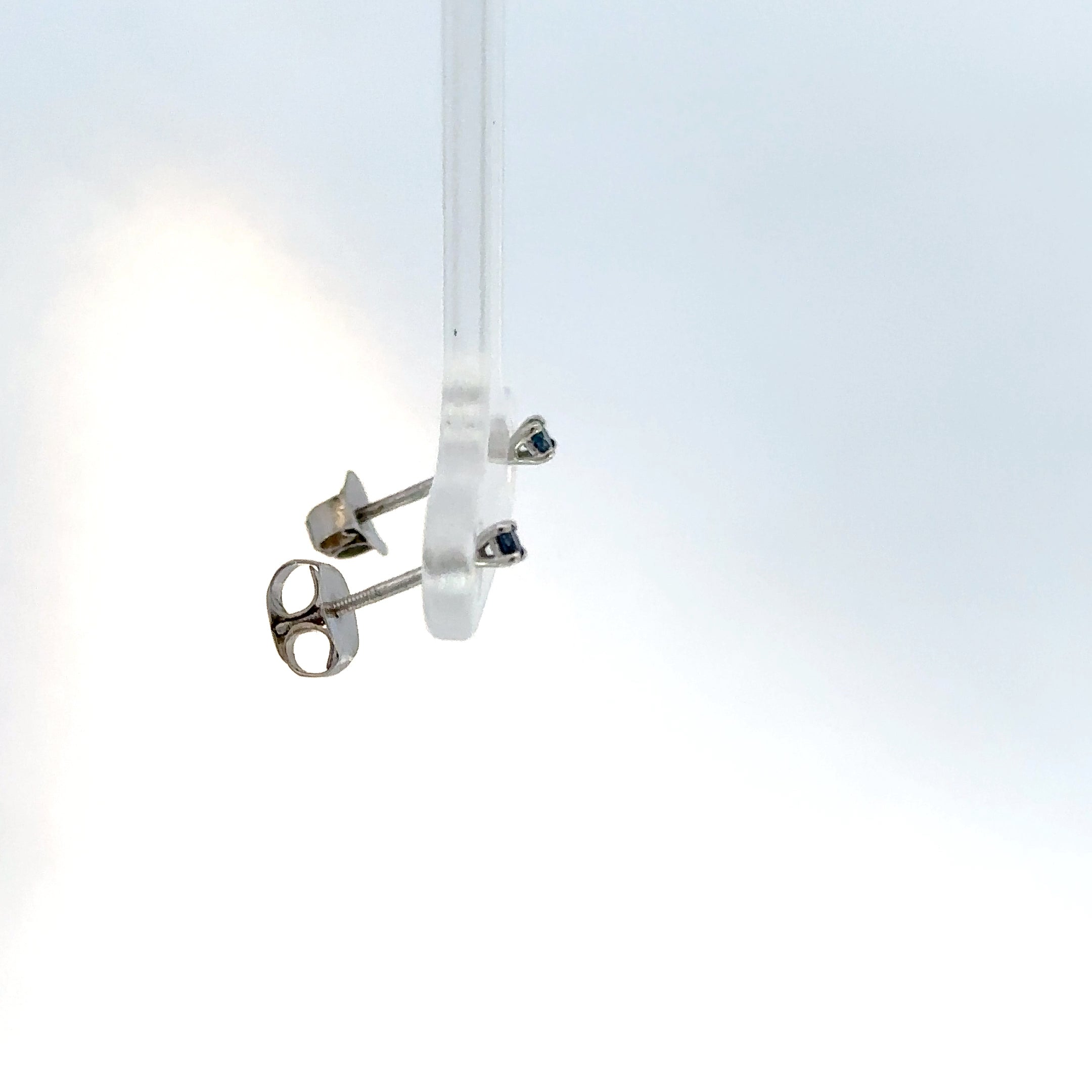Aretes Zafiro en Oro Blanco