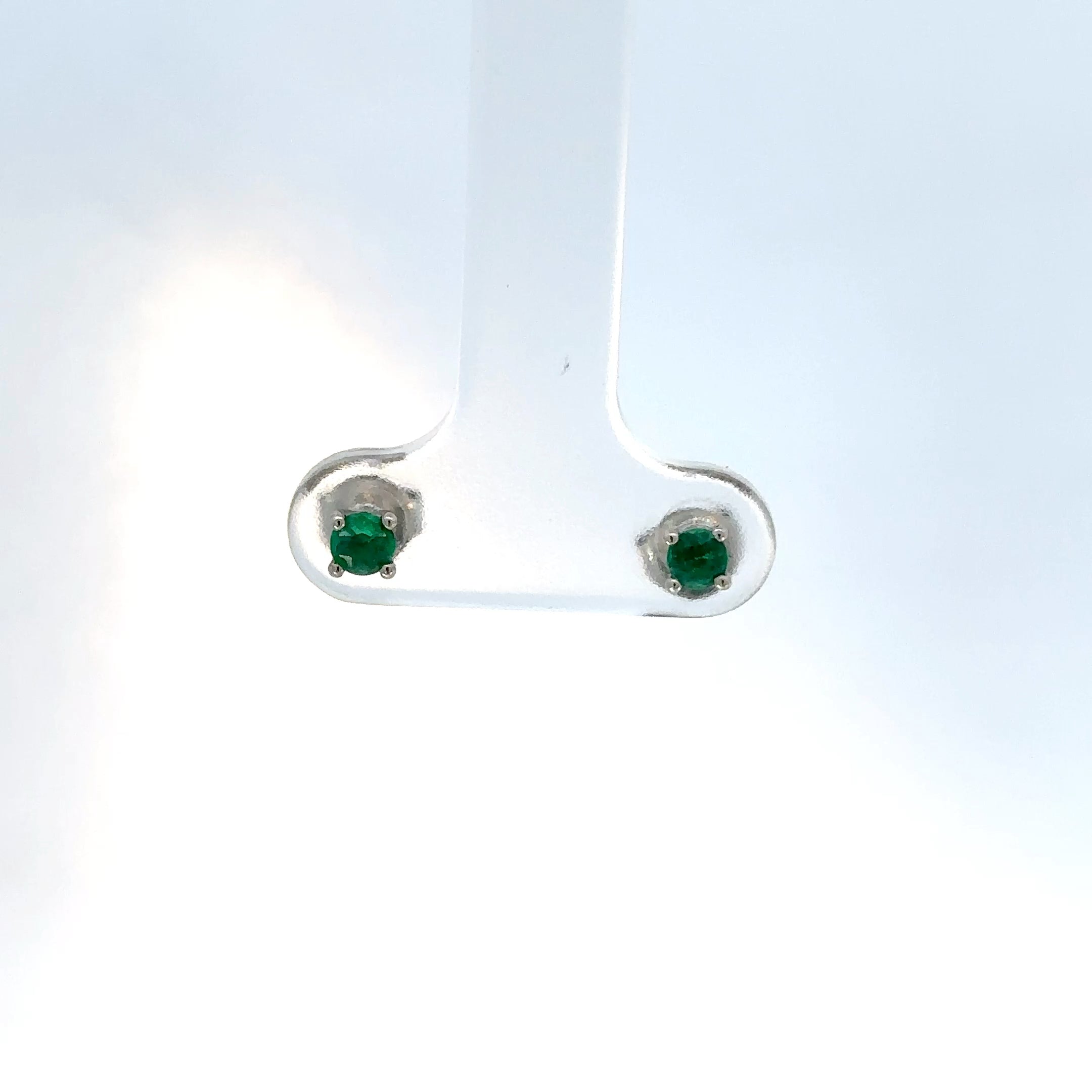 Aretes con Esmeraldas en Oro Blanco