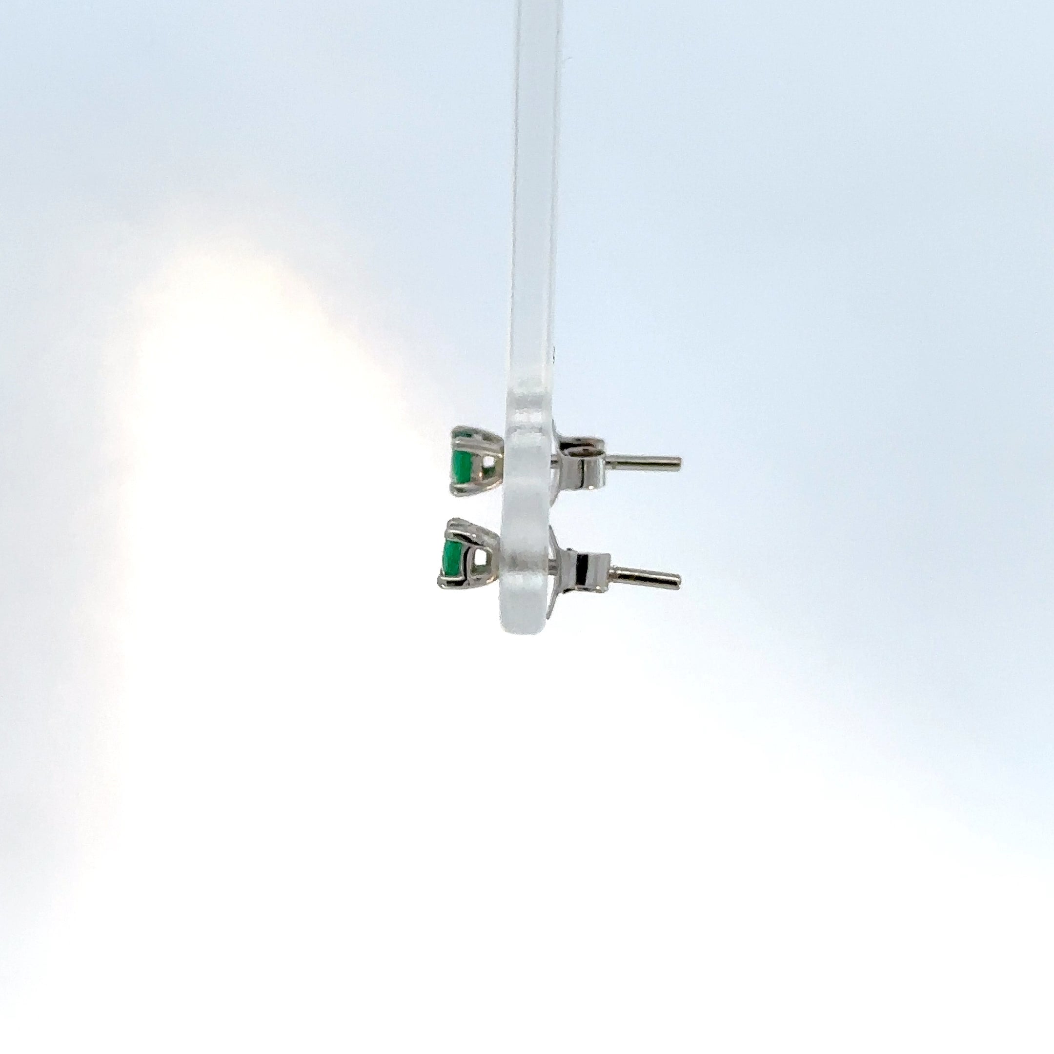 Aretes con Esmeraldas en Oro Blanco