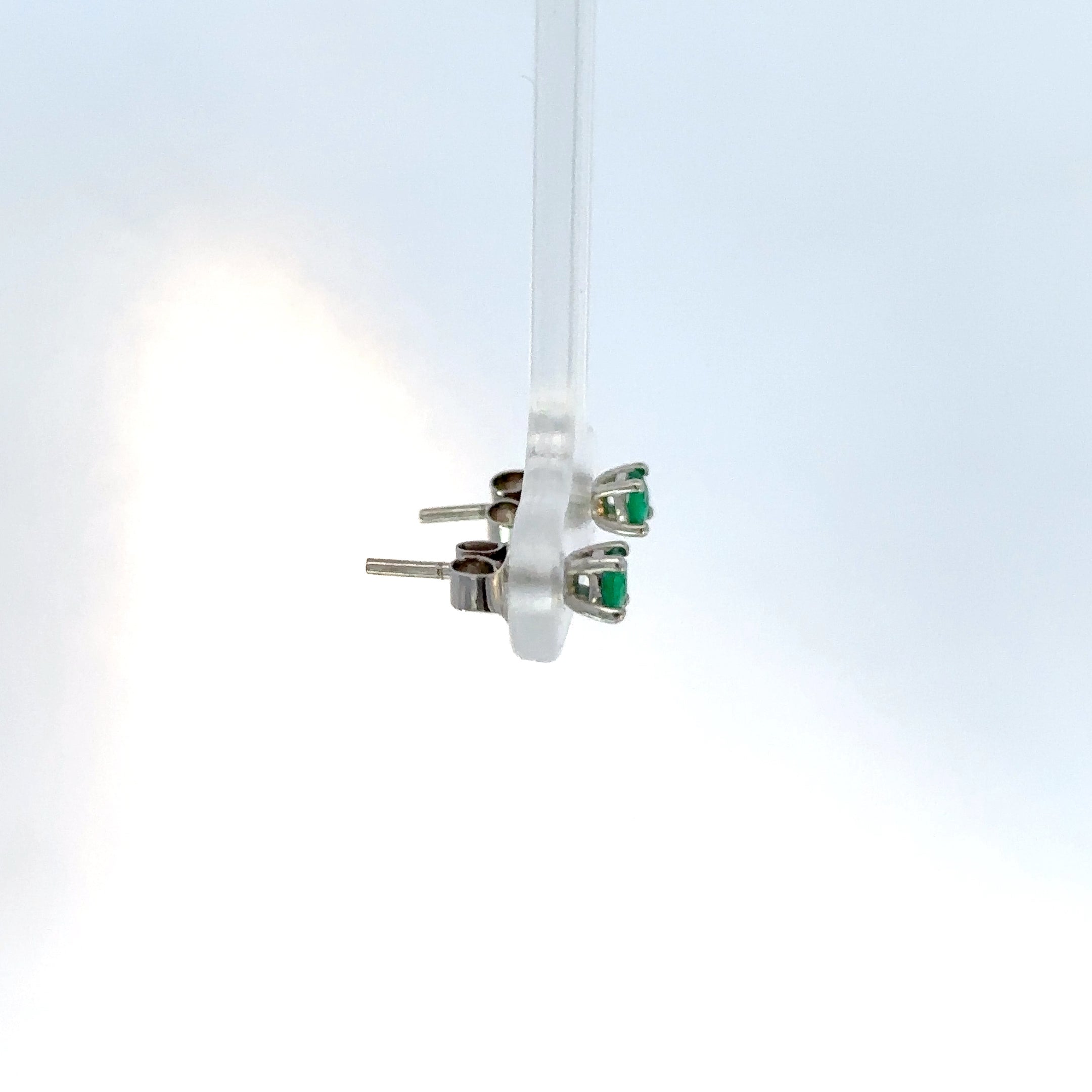 Aretes con Esmeraldas en Oro Blanco