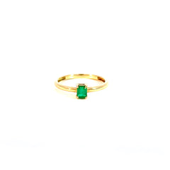 Anillo Solitario en Oro Amarillo con Esmeralda 0.26 ct