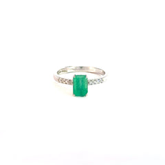 Anillo en Oro Blanco esmeralda y diamantes